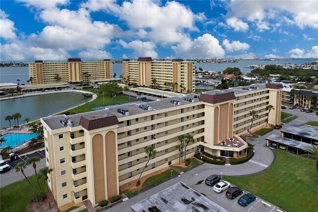 Building Photo - 4650 Cove Cir