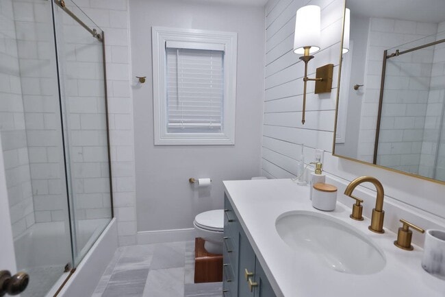 Building Photo - 16322 Southampton Dr