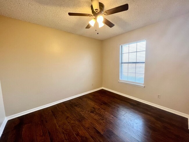 Building Photo - **MOVE IN SPECIAL!** MUST SEE! Spacious 2 Bedroom 2 Bath Unit!