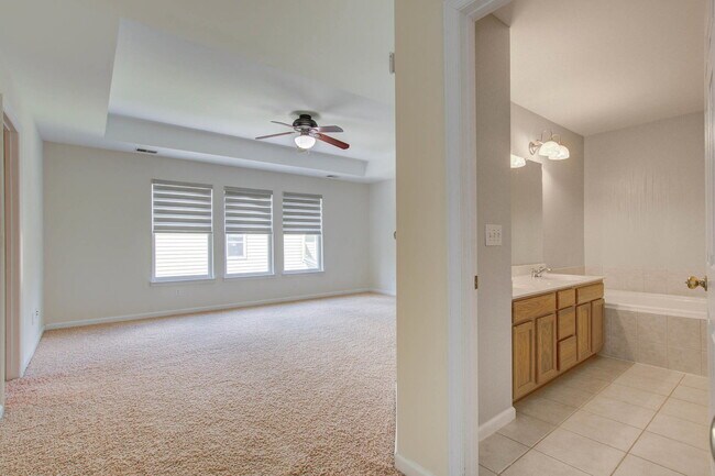 Building Photo - 2217 Daniel Island Dr