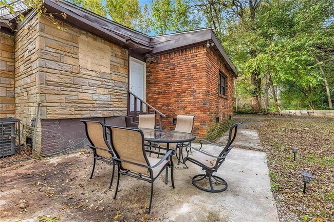 Building Photo - 72 Kenyon St SE