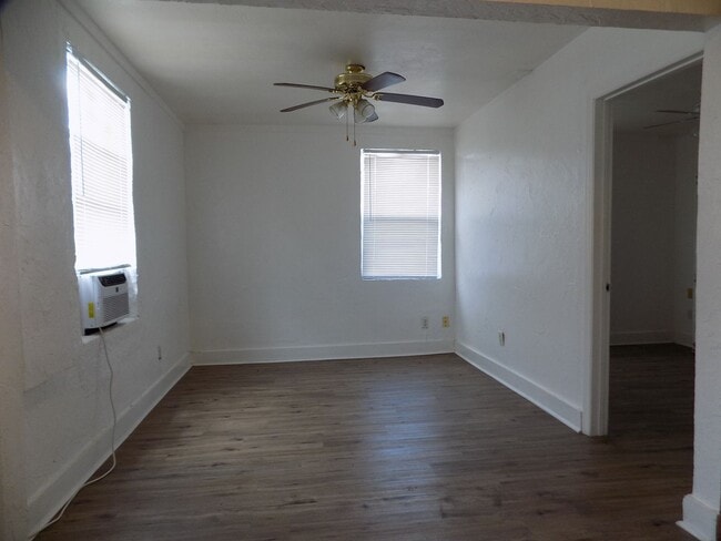 Building Photo - 669 W Osceola St