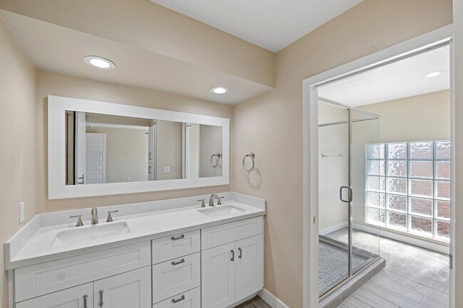 Building Photo - 13222 N 1st Ave