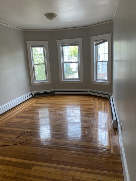 Primary Photo - 8 Chapman Pl