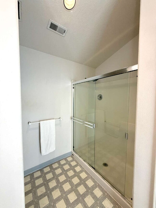 Building Photo - St. Johns 2-bedroom Condo