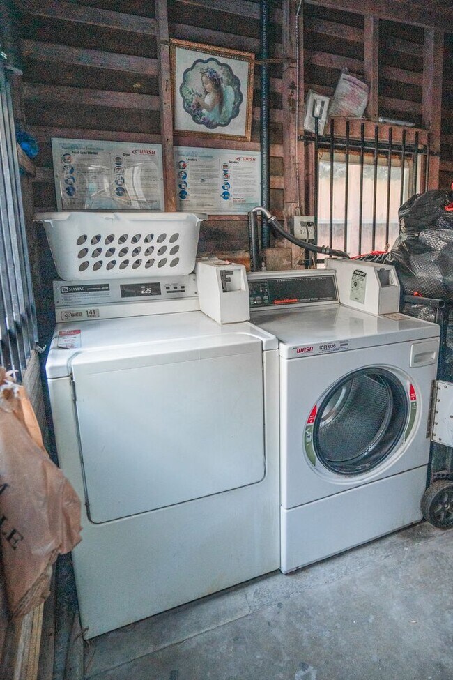 Building Photo - 501 W 8th St