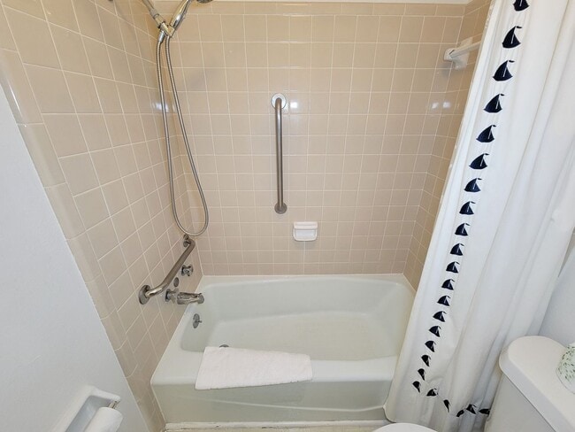 Building Photo - Two bedrooms two 1/2 bath townhome on Galv...