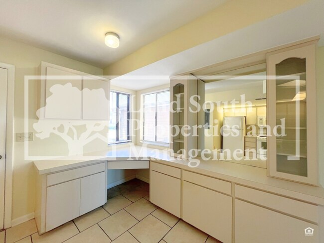 Building Photo - 707 Carpenters Way