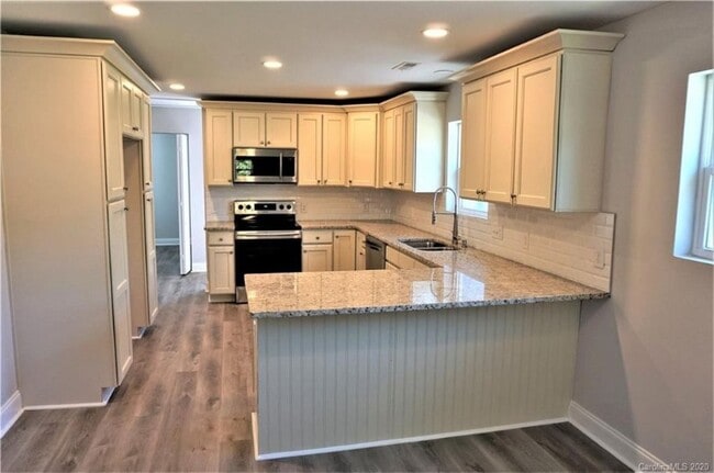 Building Photo - 610 E 12th St