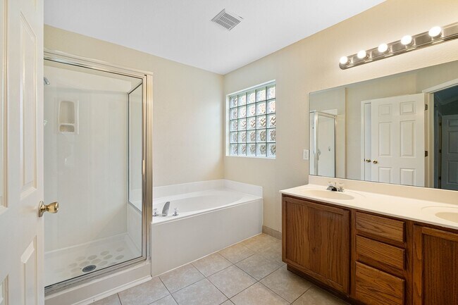 Building Photo - Stunning 4-Bedroom Home in Cedar Park with...