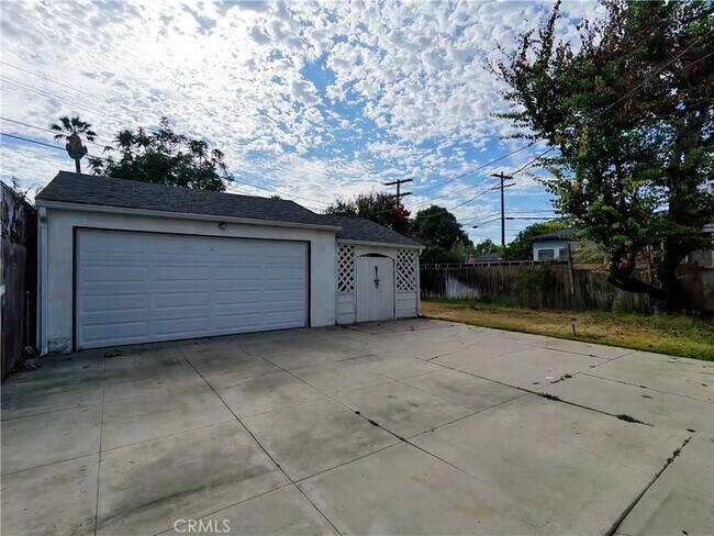 Building Photo - 3907 Edgehill Dr