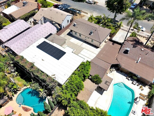 Building Photo - 6913 Encino Ave