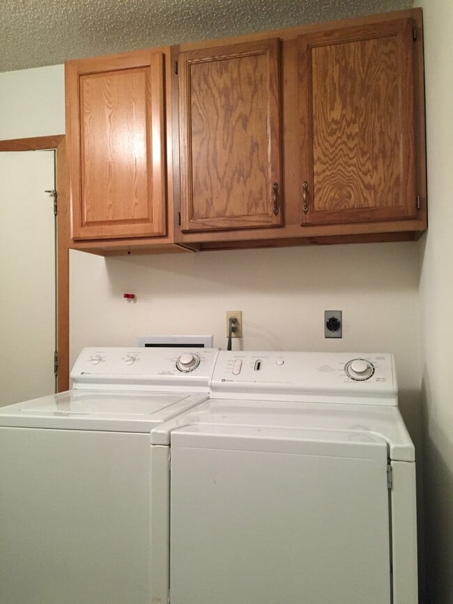 Building Photo - 5 bedroom house on the Westside - close to UIHC