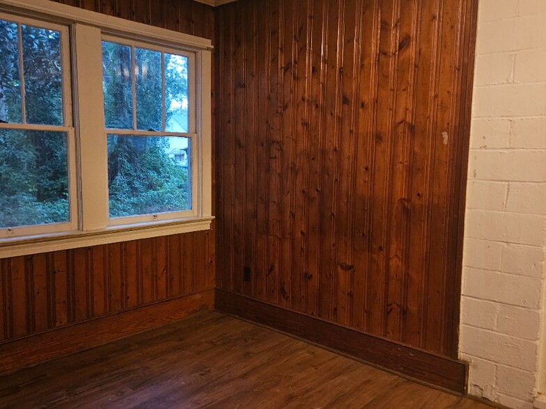 Building Photo - 504 Nelson St