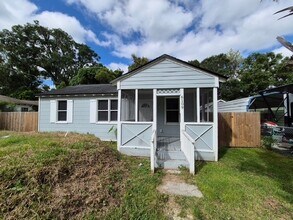 Building Photo - Spacious 4-Bedroom Home with Detached Gara...