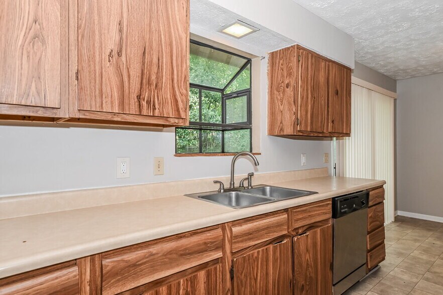 Building Photo - 7279 Sharbeth Dr S