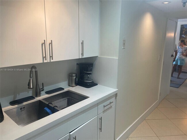 Building Photo - 2625 Collins Ave