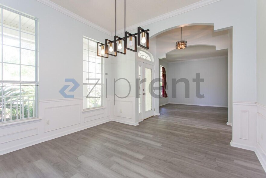 Building Photo - 168 Oak Common Ave