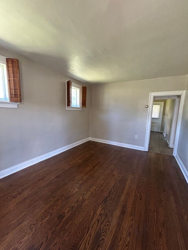Building Photo - Charming 2-Bedroom Home with Spacious Yard...
