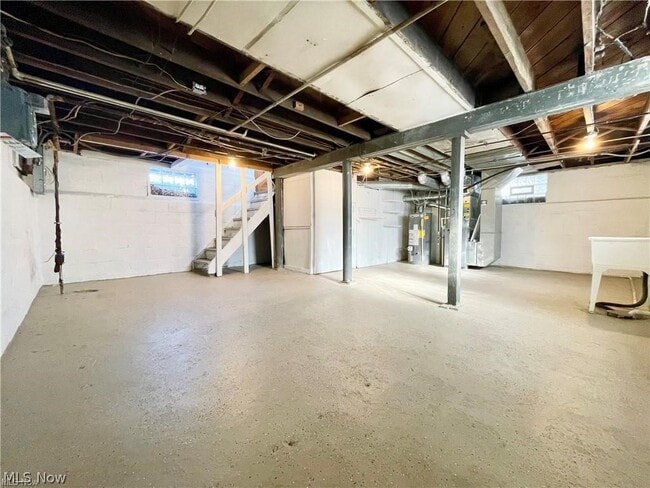 Building Photo - 250 Center Rd