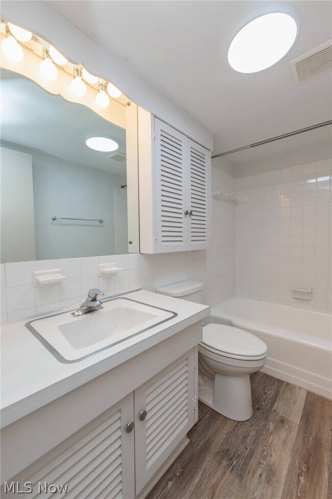 Building Photo - 7020 Carriage Hill Dr