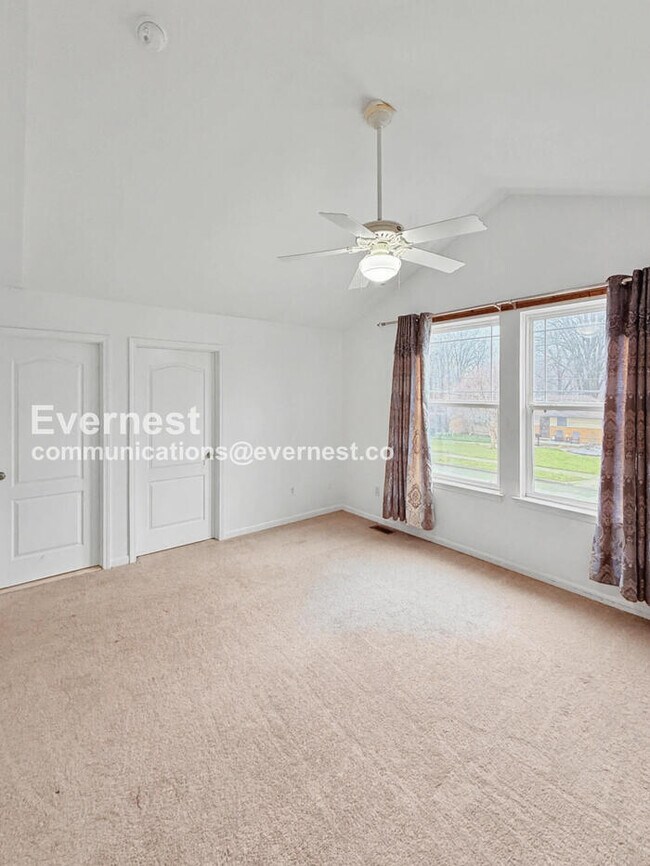 Building Photo - Spacious 3 Bed, 2.5 Bath Home with Fenced Yard and Attached Garage