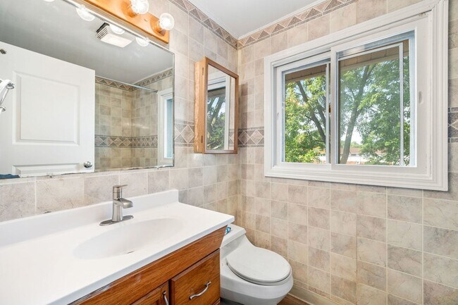 Building Photo - 3075 Kingston Ct