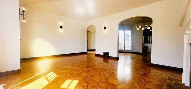 Building Photo - SPACIOUS PARKSIDE SINGLE-FAMILY HOME WITH ENCLOSED PATIO — AVAILABLE NOW!