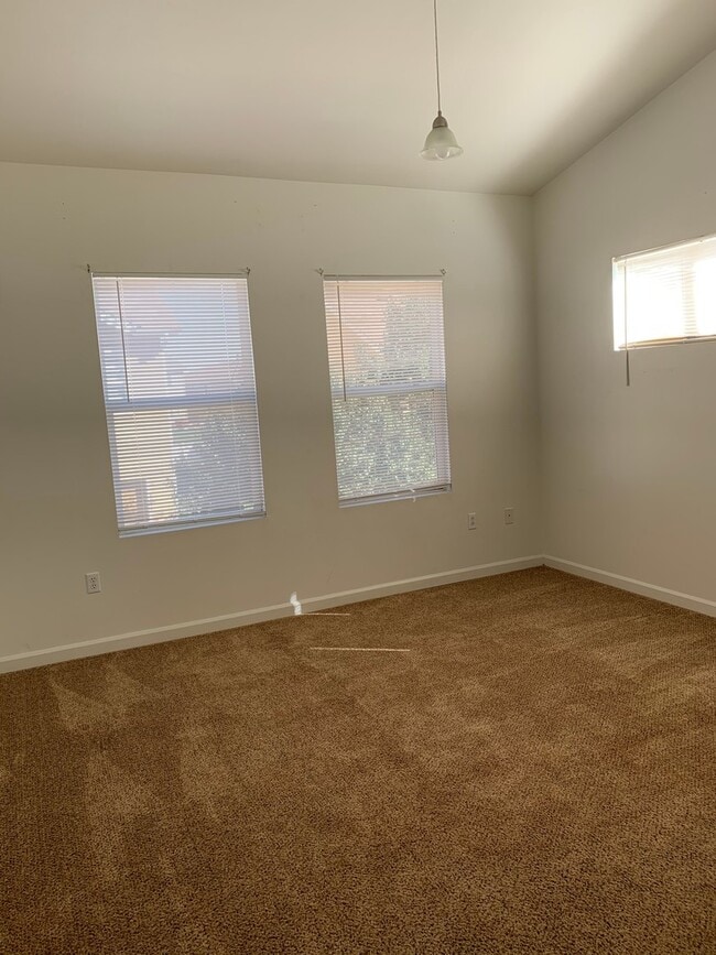 Building Photo - 2 Bed 2 Bath Condo