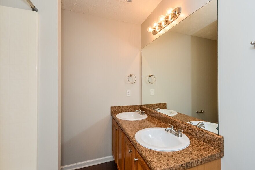 Building Photo - 469 Cathedral Dr