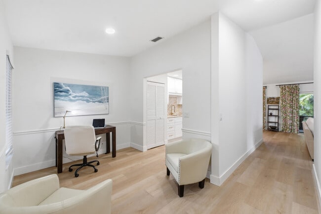 Building Photo - 608 Northshore Dr