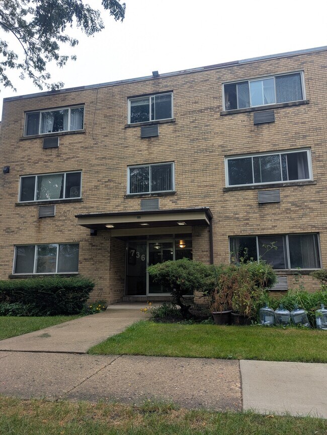 Building Photo - 736 W Dempster St