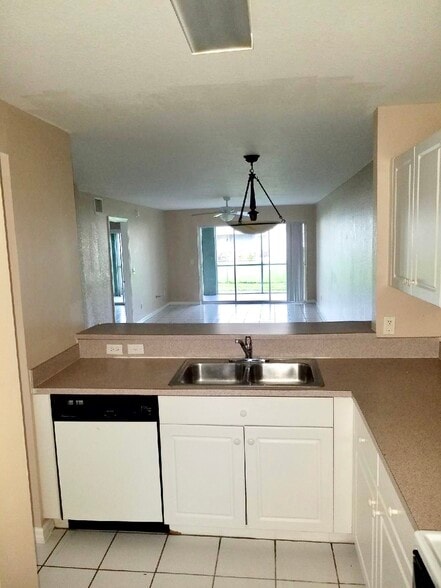 Kitchen to Living/Dining area - 514 Northeast 24th Place