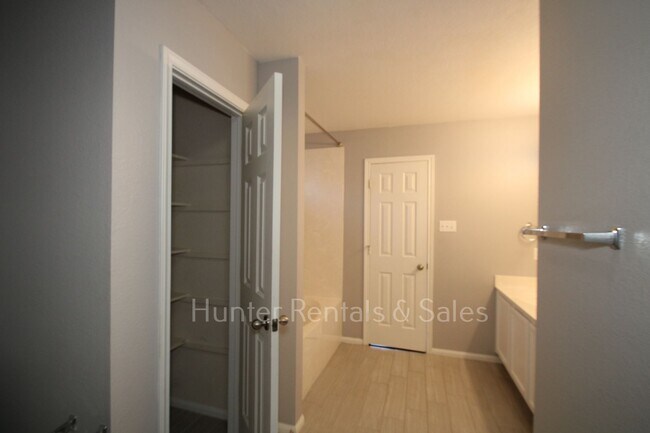 Building Photo - Bridgewood Beauty!!!!