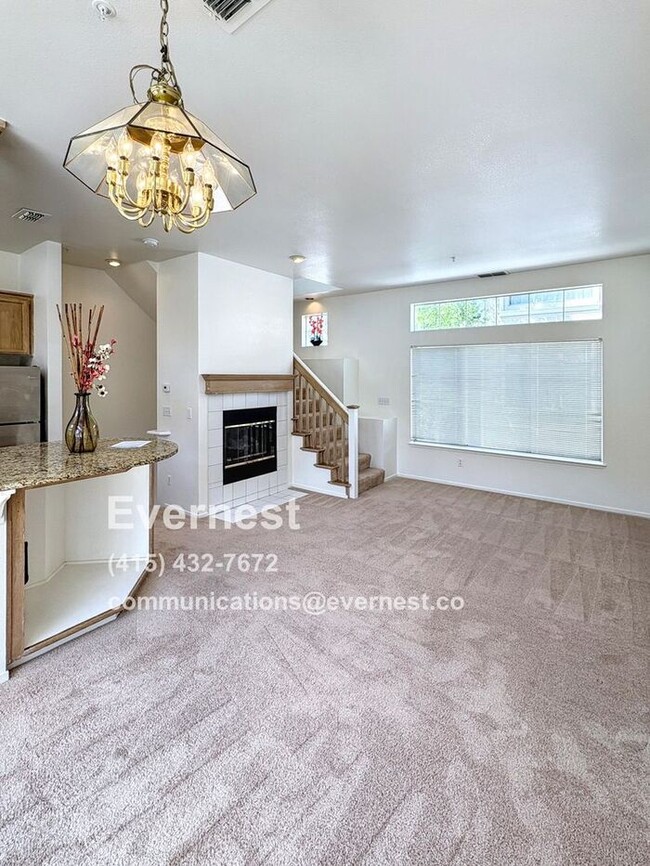 Building Photo - Lovely 2-Bedroom Townhome: Comfort and Con...