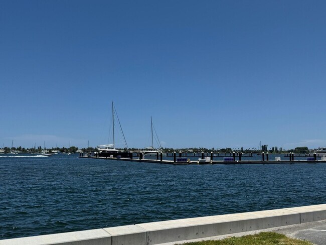 Building Photo - 4500 N Flagler Dr