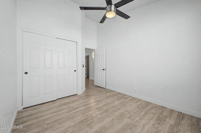 Building Photo - 7251 E Lakeview Ave
