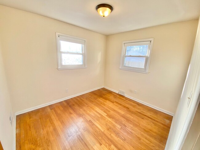 Building Photo - 3 Bedroom 1 Bathroom House Essex Junction