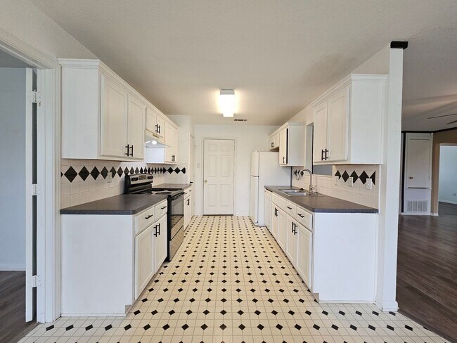 Building Photo - REDUCED RENT - AMAZING RENT SPECIAL & MOVE IN READY!