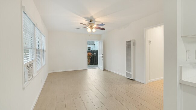 Living - 11216 Tiara St