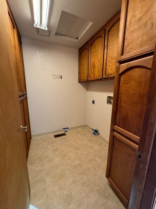 Building Photo - Beautiful Partial Lake View Home on the Go...