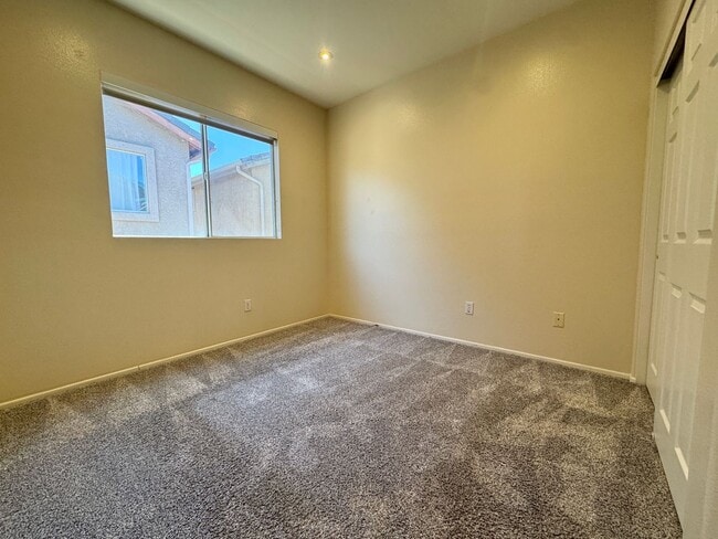 Building Photo - Remodeled 3 bedroom townhome in Simi Valley