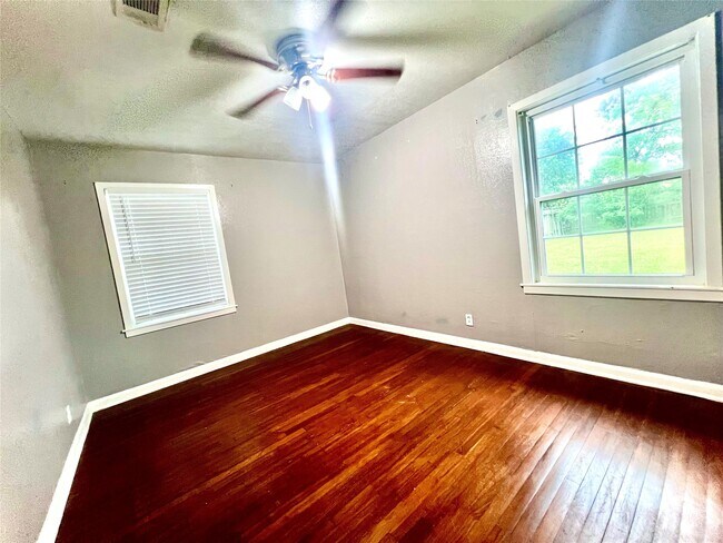 Building Photo - 1925 14th Ave N