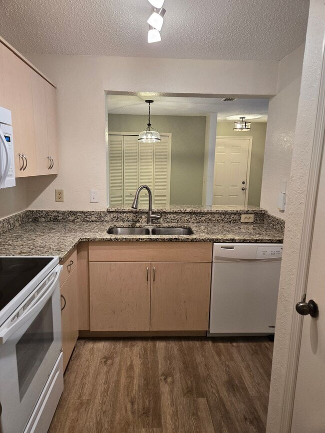 Building Photo - Updated 3BR/3BA condo in Windsor Condomini...