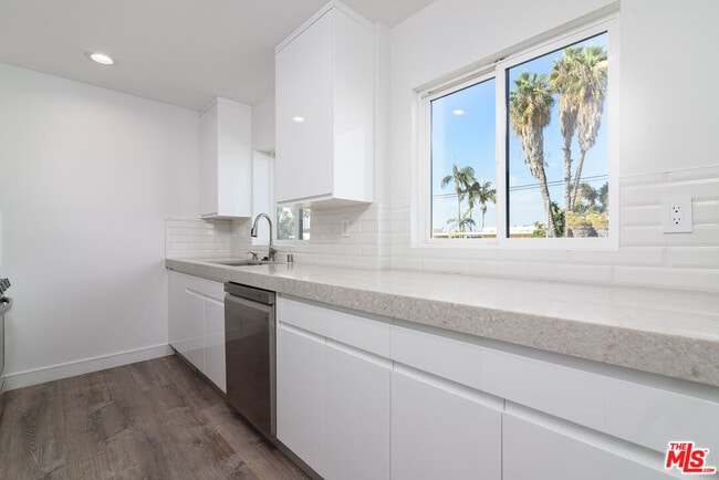 Primary Photo - 1310 W Valencia Dr