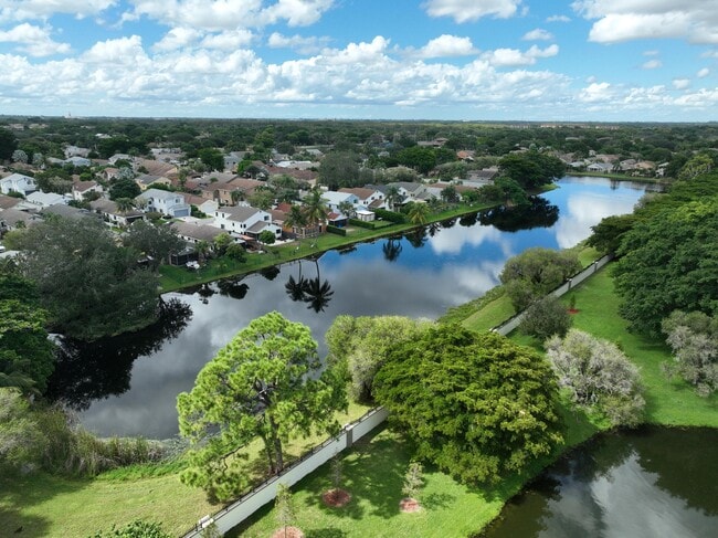 Building Photo - 1904 Bermuda Cir