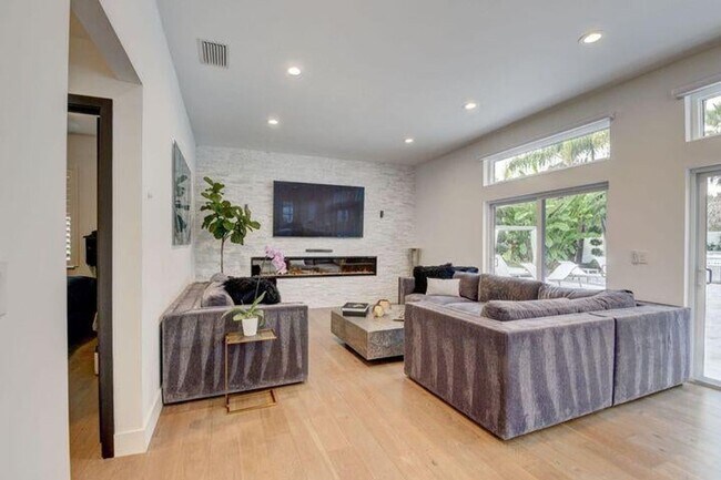 Building Photo - 6298 Sand Hills Cir