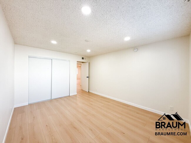 Building Photo - 221 W Elm Ave