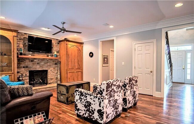 Building Photo - 4 bedroom/ 3.5 bathroom- Stonehouse
