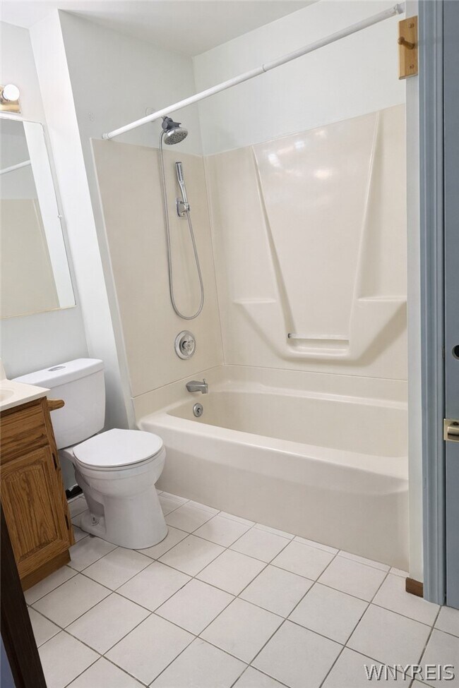 Building Photo - 63 Holmes St